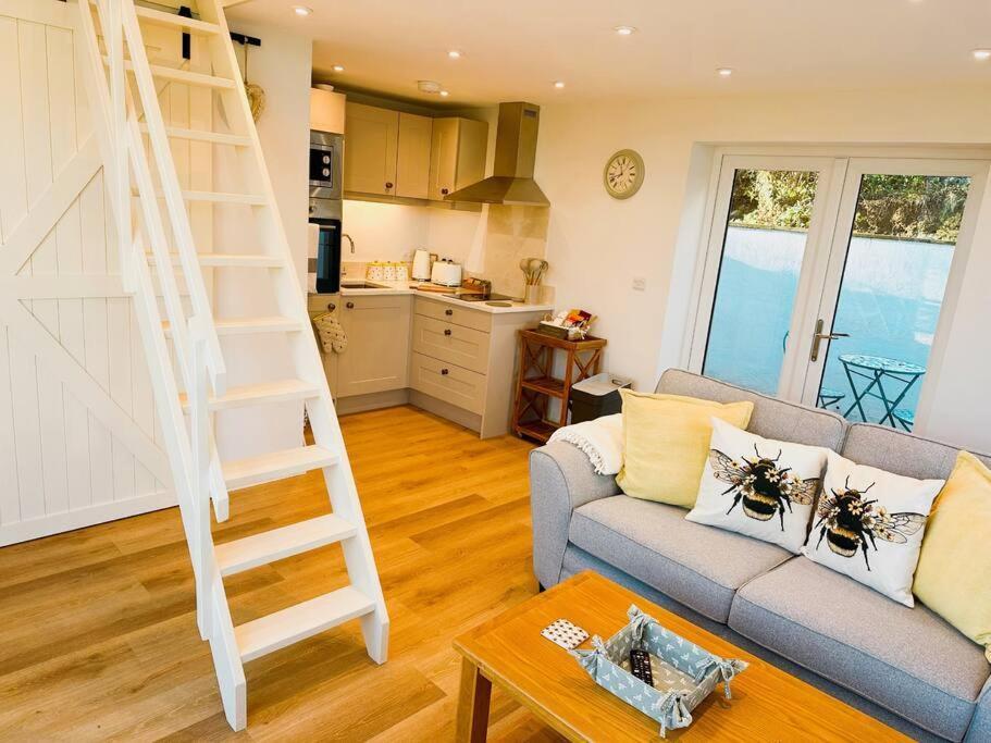 Honey Bee - Cute Couples Getaway Welshpool