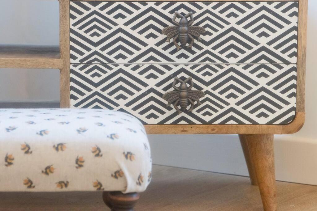 Honey Bee - Cute Couples Getaway Holiday home *