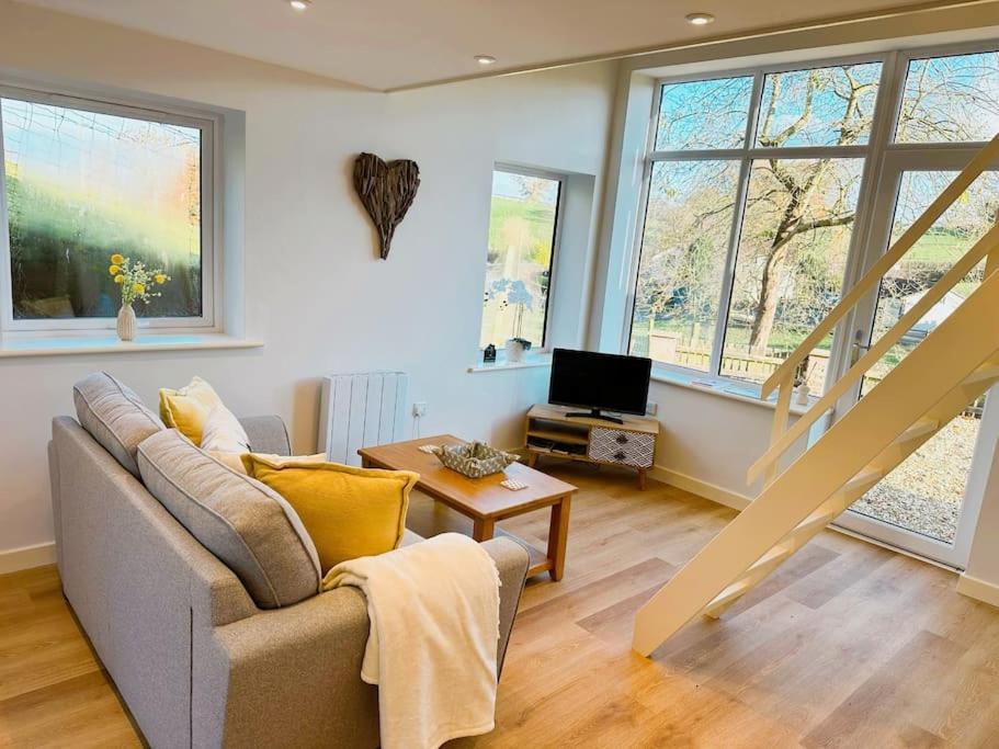 Honey Bee - Cute Couples Getaway Holiday home Welshpool