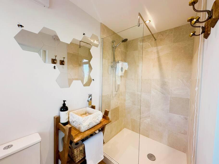 Honey Bee - Cute Couples Getaway Holiday home